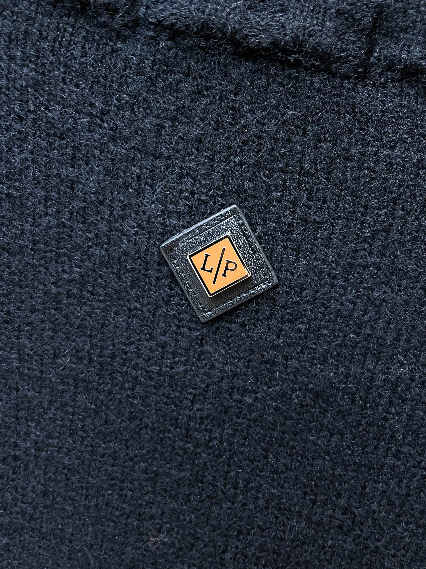 LP's new autumn and winter low-key luxury sweater, a trendy gentleman's round neck Premium sweater. Wool yarn blending. Only double-layer yarn can produce such a premium effect. It is a channel product of a trading company. It is a winter star-level item. It is easy to wear and practical. It is an all-purpose basic Versatile style. The texture is excellent. It is skin-friendly and comfortable without scratching. It is a high-end fashion base layer that is extremely comfortable whether worn alone or layered. It has an excellent texture for close-fitting wear. Demonstrate high-end and invincible fashion! Slim-fitting but not tight, with high elasticity on all sides, it is definitely a very comfortable upper body experience. It is a must-have item for winter wear! The wiring is neat and delicate, the details are exquisite, and the upper body effect is excellent. There is no age limit, and it is the best product on the Internet! Size: S M L